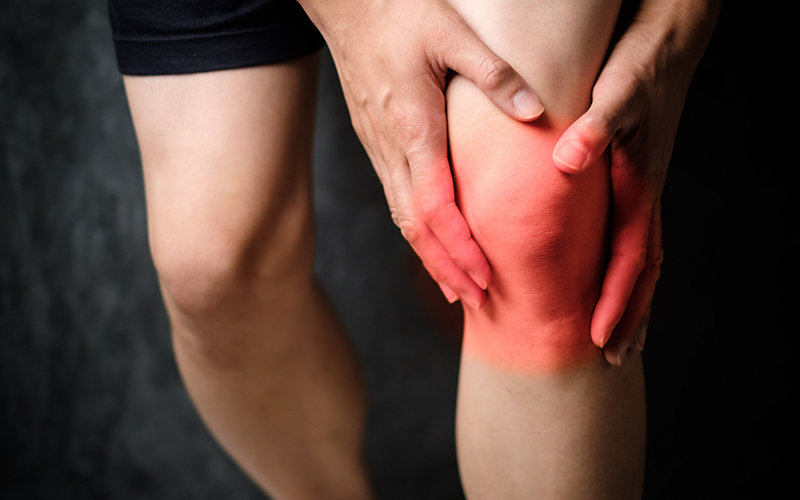 膝の内側が痛いときの対処法とおすすめグッズを紹介