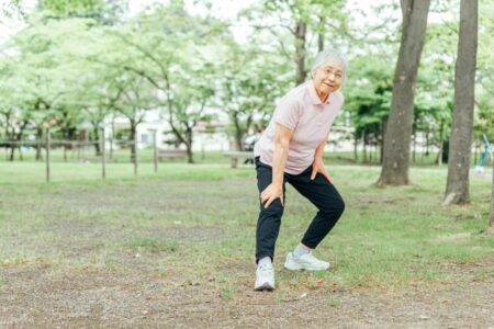 運動する高齢者