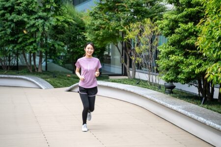 ウォーキングする女性