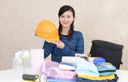 防災グッズを揃える女性