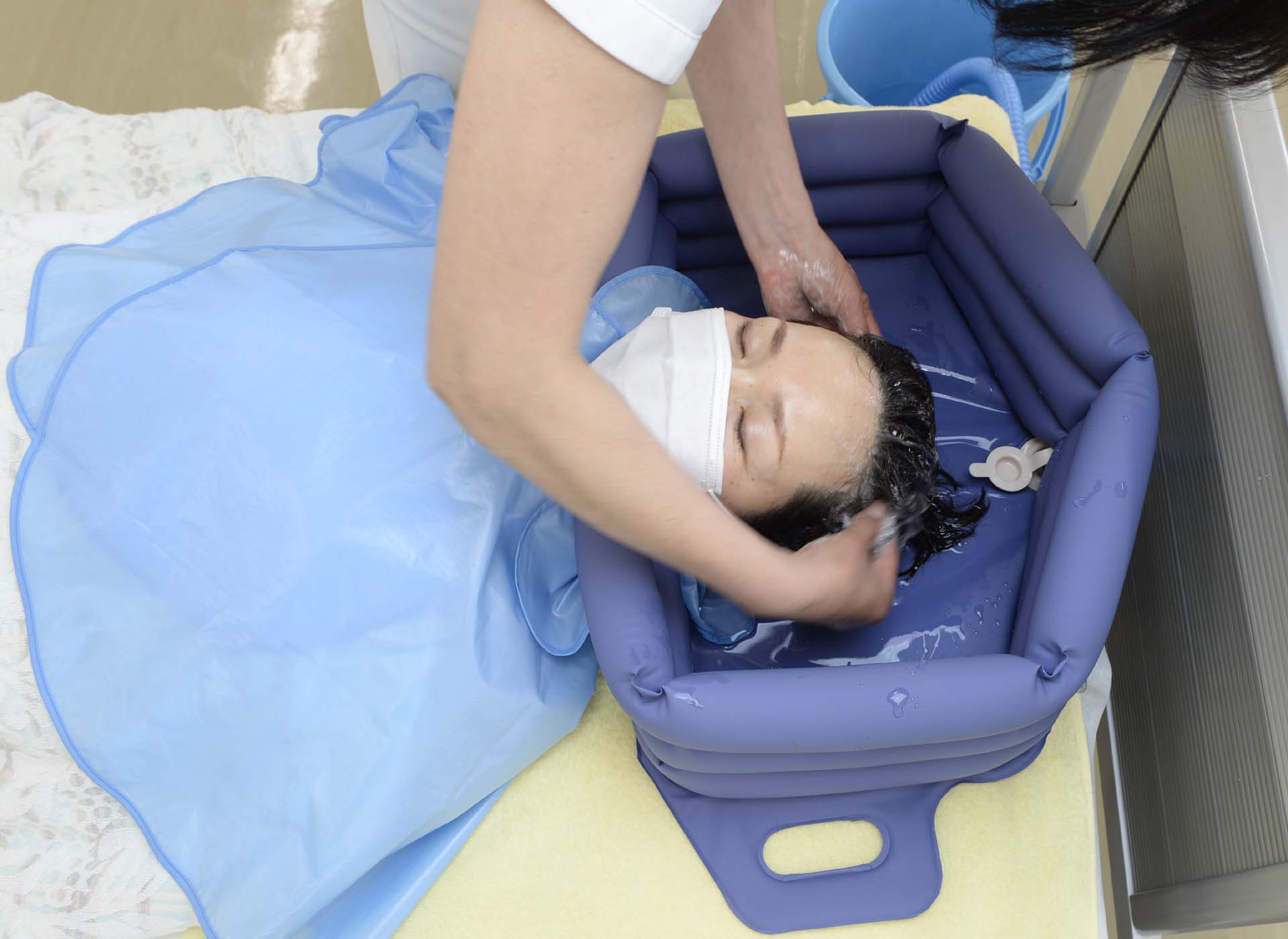 介護現場・在宅介護を変える新発想。CARE GEARで“洗髪ケア”がもっとラクに、もっと安心に。