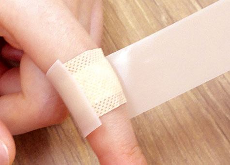 絆創膏やガーゼなどで患部を保護した上から